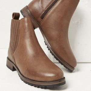 NWT! Tan Mila Chelsea Boots